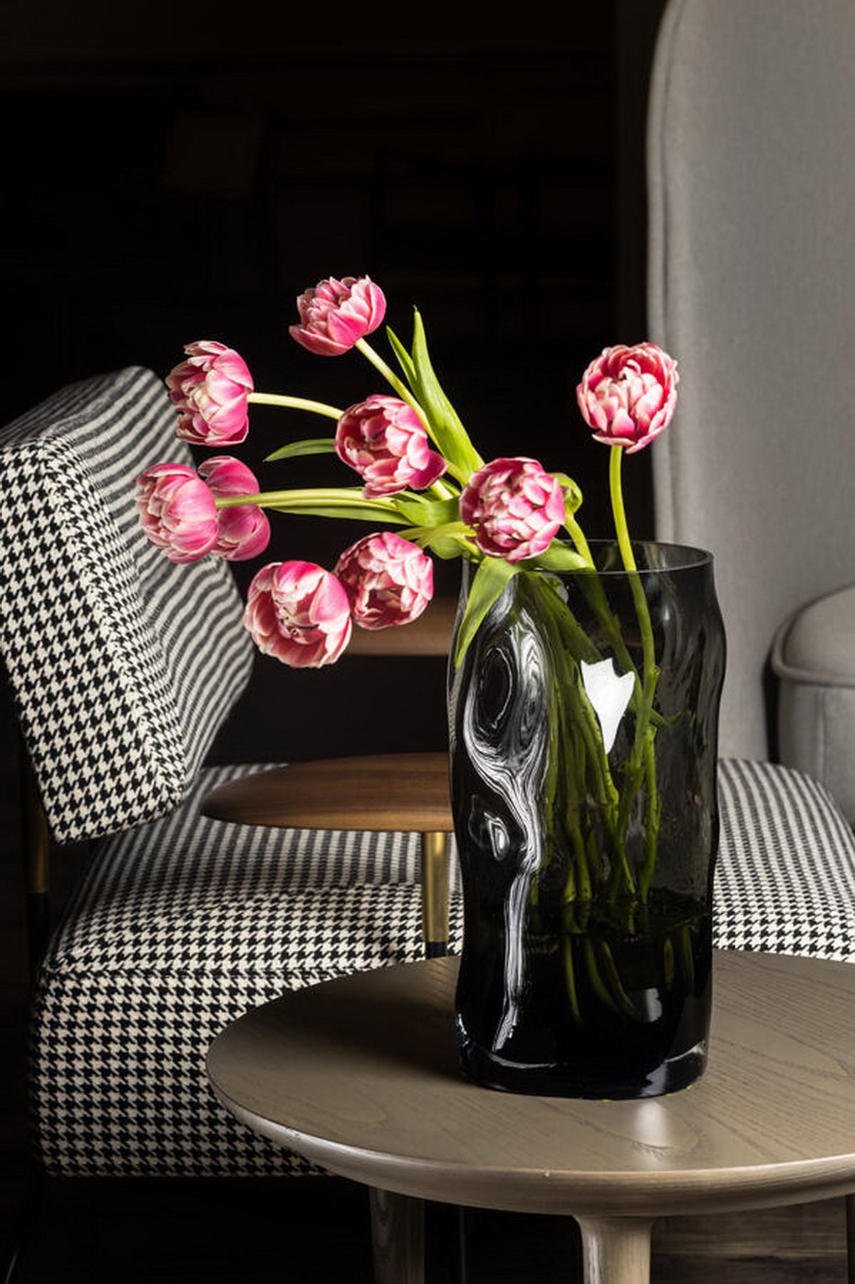 Vase mit unregelmäßiger Form, wie schwarzes Holz. -3