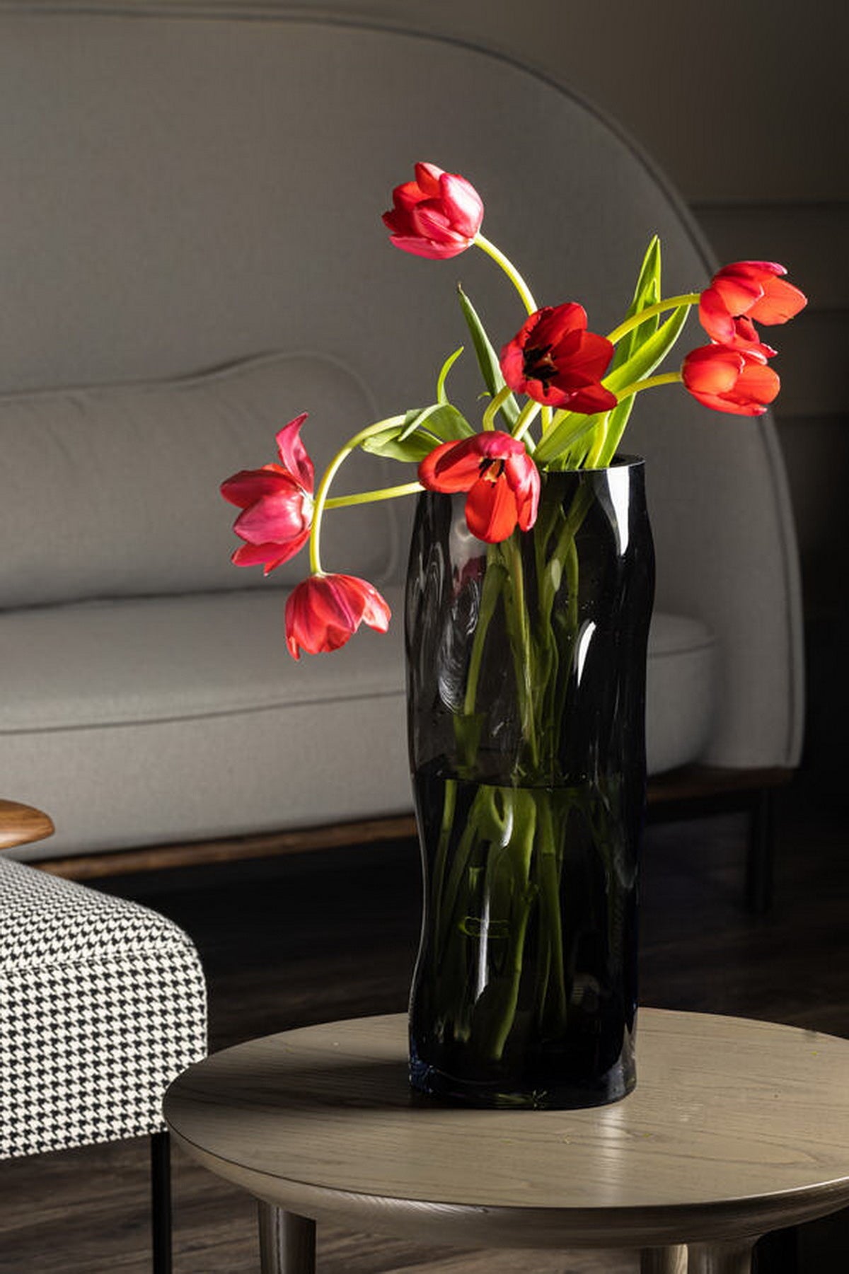 Vase mit unregelmäßiger Form, wie schwarzes Holz. -2