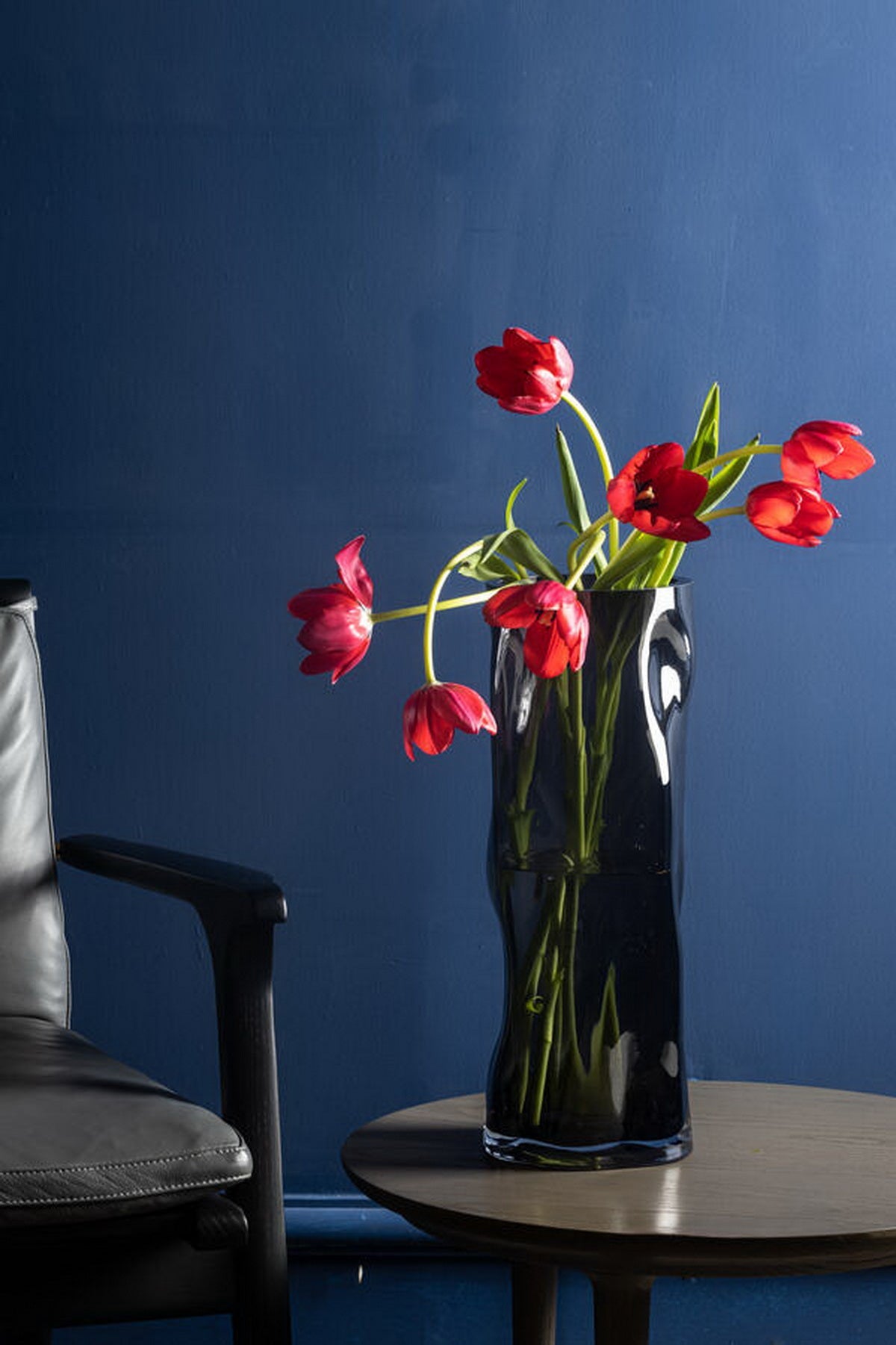 Vase mit unregelmäßiger Form, wie schwarzes Holz. -3