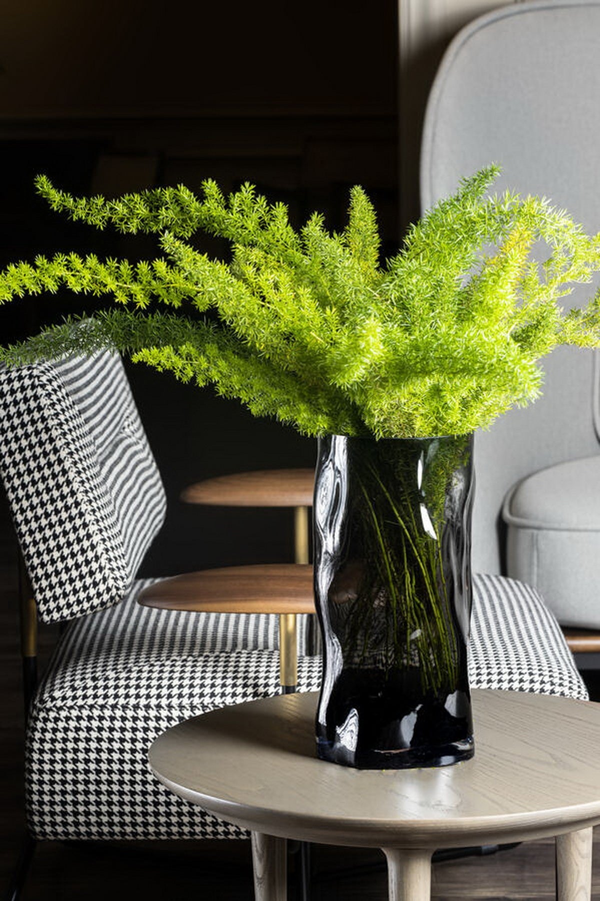 Vase mit unregelmäßiger Form, wie schwarzes Holz. -0