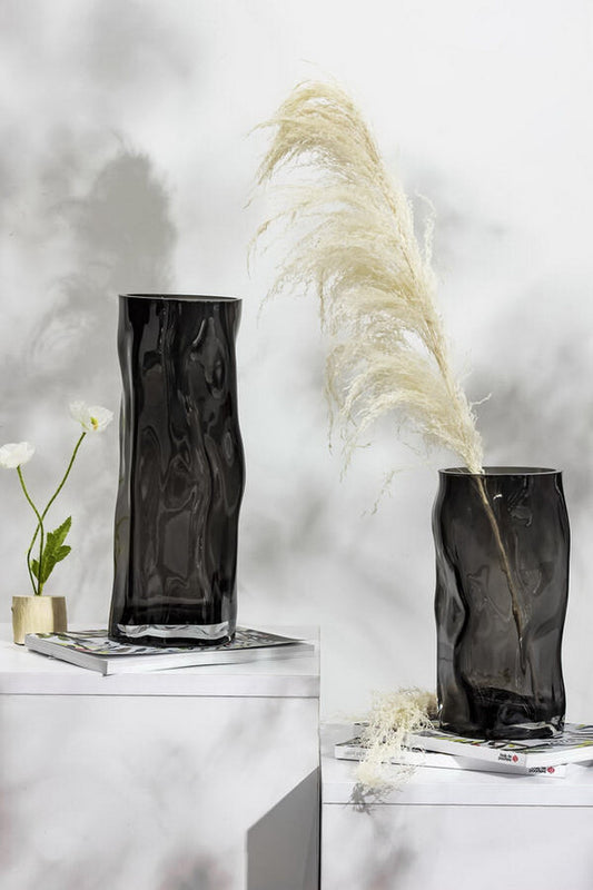 Vase mit unregelmäßiger Form, wie schwarzes Holz. -0