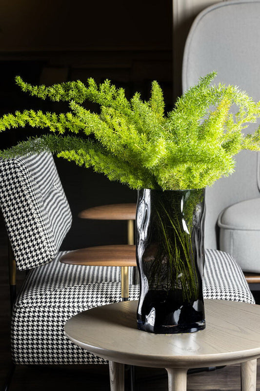 Vase mit unregelmäßiger Form, wie schwarzes Holz. -0